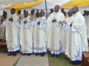 The newly ordained pray the Eucharistic Prayer (from left to right): Fr Agapetus Mukabane, CSC, Fr Francis Mukasa, CSC, Fr Rogers Kakeeto, CSC, Fr Sebastian Mulinge, CSC, Fr John Mwesige, CSC, and Fr Alex Okidi, CSC