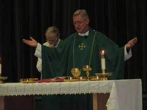 Fr Miscamble presides at Mass during Catholic Schools Week at ND High School