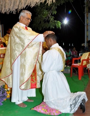 Bishop Susaimanickam ordains Father Ignaci Santiago, CSC