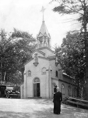 Br. André outside original chapel