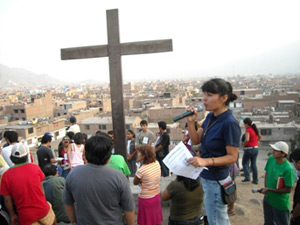 Cruz em peregrinação no Peru