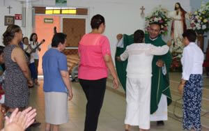 Parishioners Greet Their New Pastor, Fr Ledezma