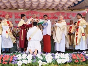 Bishop Derek Fernandes ordains Fr Wilfred Dias, CSC