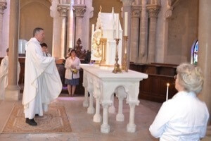 Fr De Riso blessing the new tabernacle in Notre-Dame de Sainte-Croix